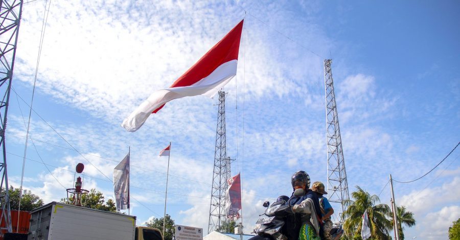 KSOP Balikpapan Kibarkan Bendera Merah Putih Raksasa