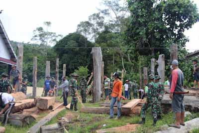 TNI di Batu Majang Bantu Bangun Rumah Singgah Adat