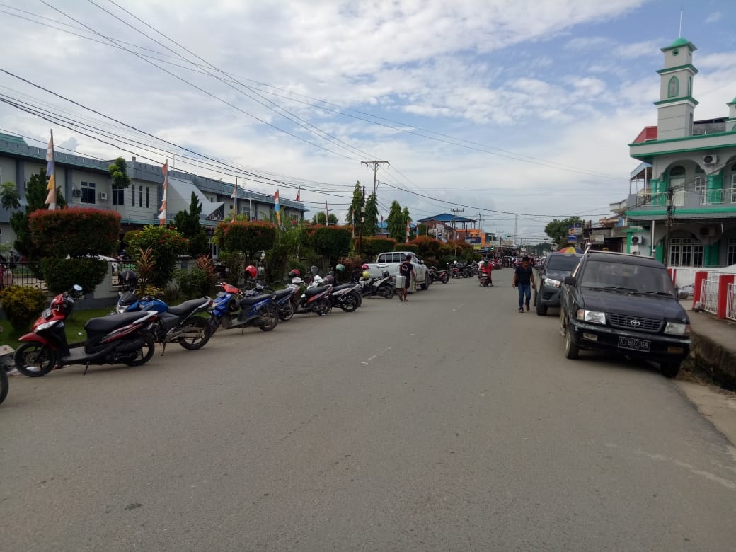 Rambu Larangan Parkir Diabaikan