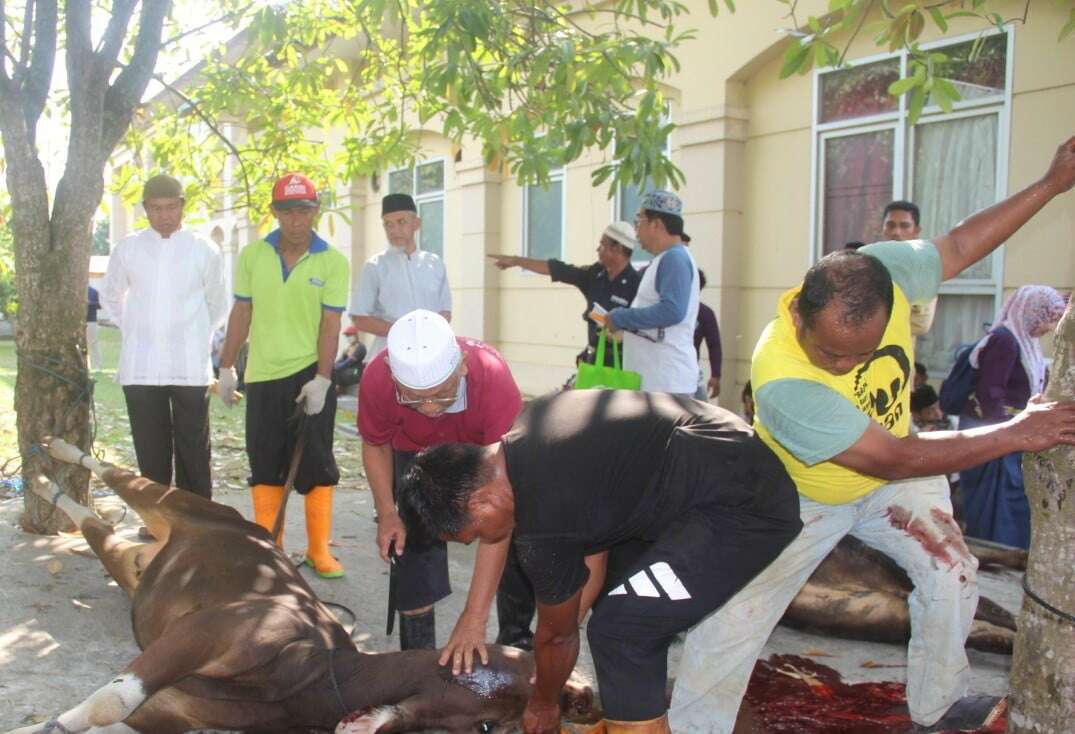 Islamic Center Ramai Potong Daging, Masjid Raya Darussalam Justru Sepi