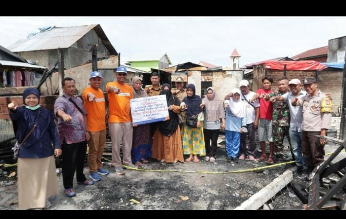 Pupuk Kaltim Proaktif Salurkan Bantuan Rp70 Juta Bagi Korban Kebakaran Loktuan