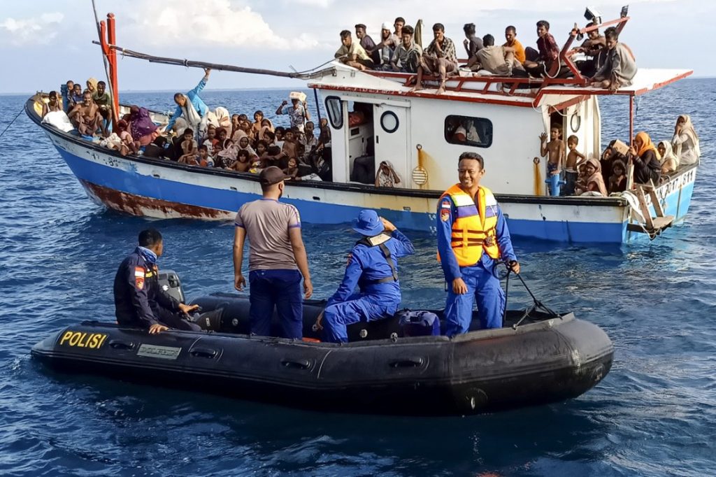 Pemerintah Aceh Beri Makanan dan Pakaian pada Puluhan Pengungsi Rohingya