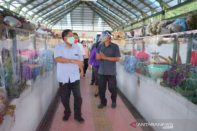 Pasar Tradisional di Balikpapan Halau Virus dengan Plastik Khusus