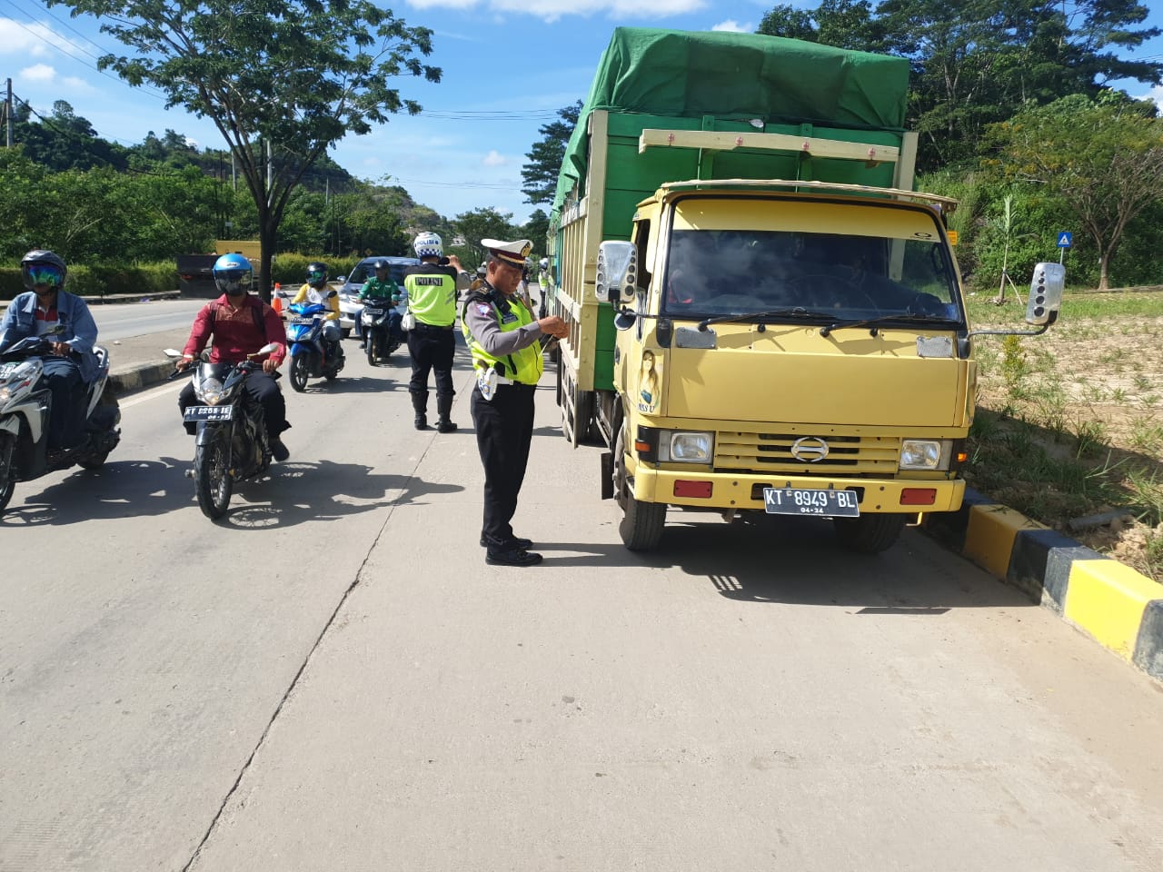 Truk Lintasi Jembatan Mahkota Ditindak