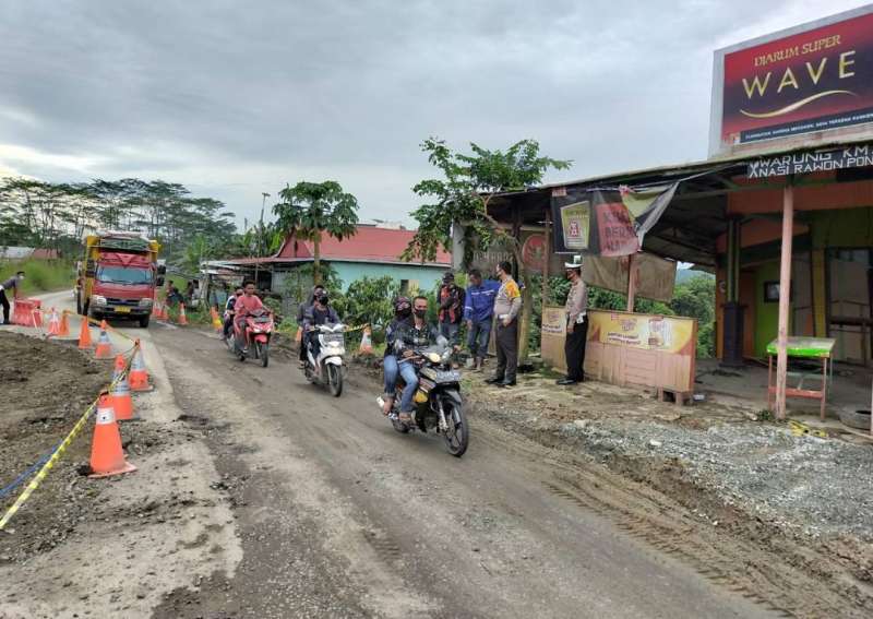 Satlantas Polres Kukar Bangun Pospam di Jalan Longsor Loa Janan