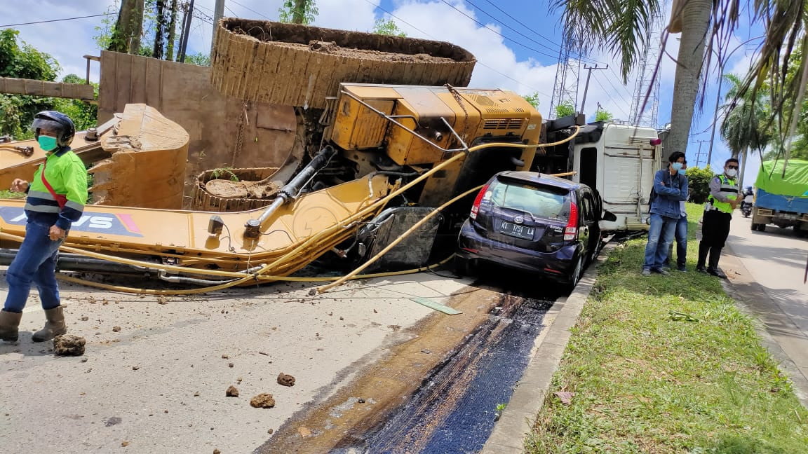 Tak Kuat Menanjak, Truk Alat Berat Rebahan di Jalan Poros Tenggarong-Samarinda