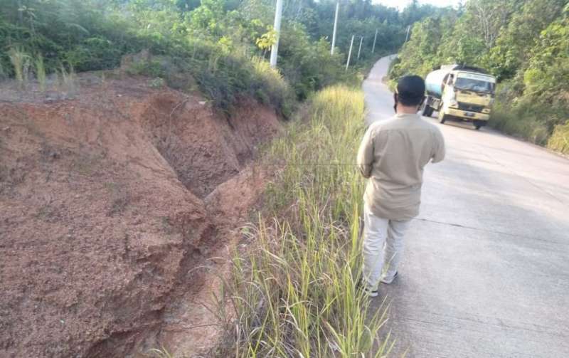 20 Meter Jalan Desa Kayu Batu Tertimbun Tanah Setiap Hujan Deras