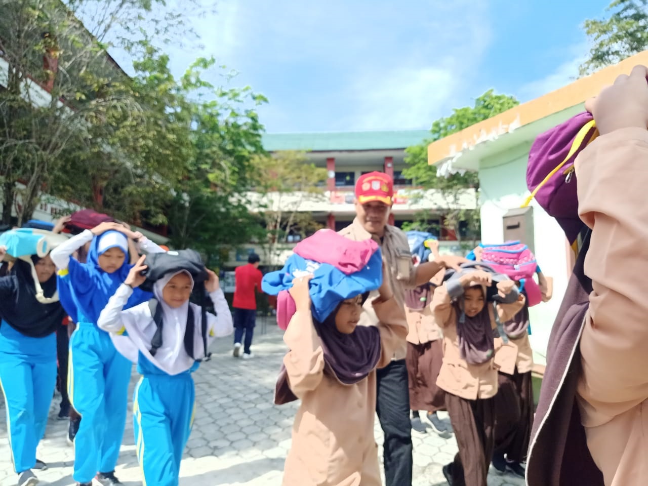 Pohon Tumbang, Sekolah dan Rumah Rusak