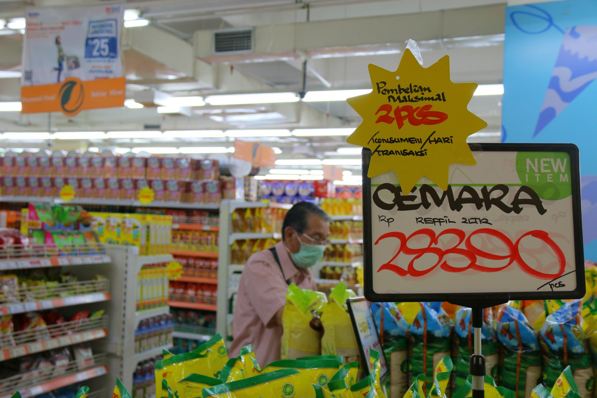 Hindari Aksi Borong, Supermarket Batasi Pembelian Bahan Pokok 