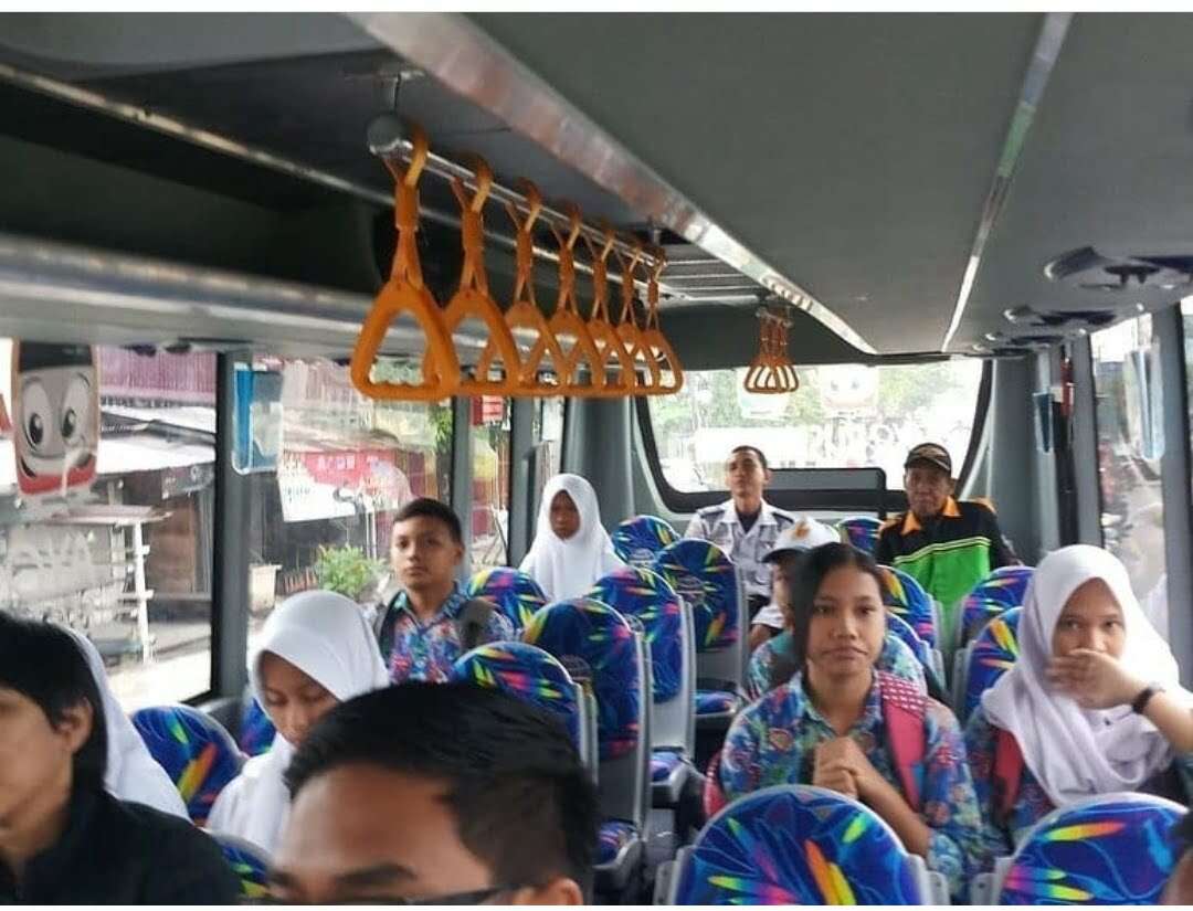 Naik Bus Sekolah Bayar Pakai Sampah