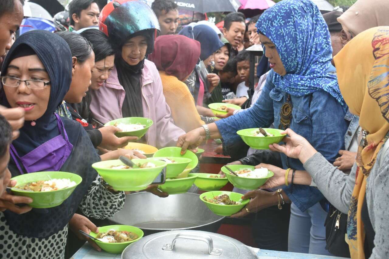 Berebut Makanan Gratis di Syukuran Hari Bhayangkara