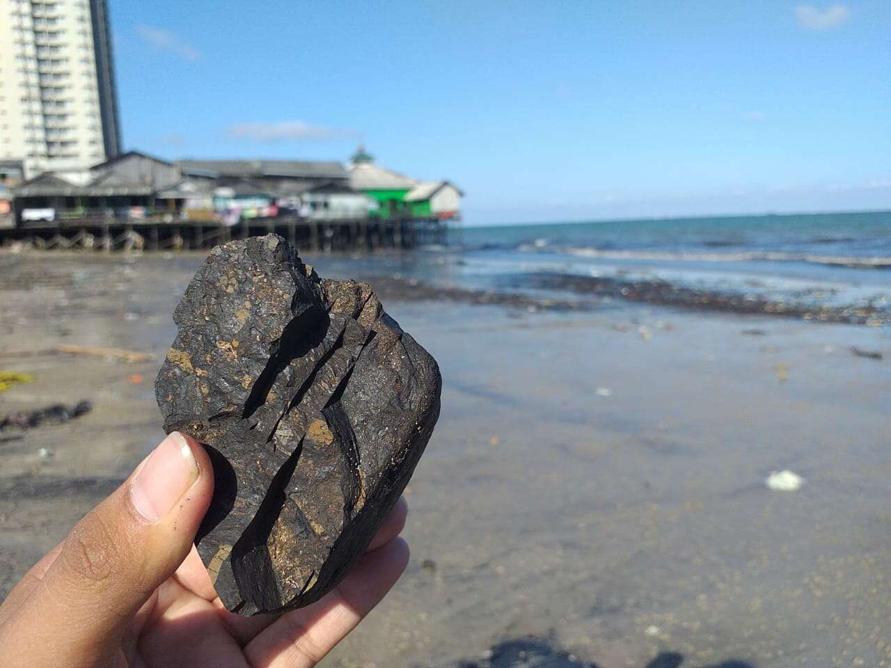 Muncul Serpihan Hitam di Pantai Belakang Aspol Pasar Baru, Diduga Batu Bara