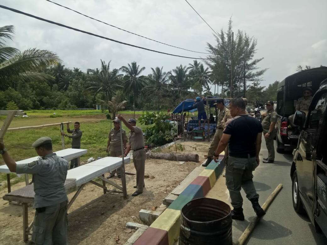 Satpol PP Bantah Bakar Kios Pedagang Pantai Manggar