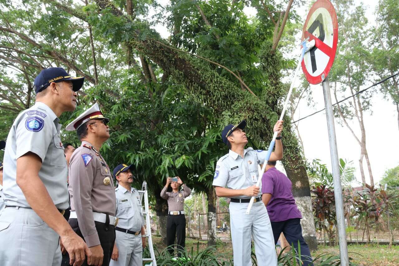 Bersihkan Rambu-Rambu Lalu Lintas