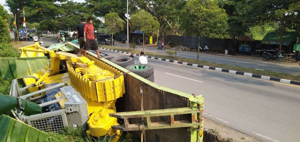 Hindari Macet, Truk Alat Berat Masuk Drainase