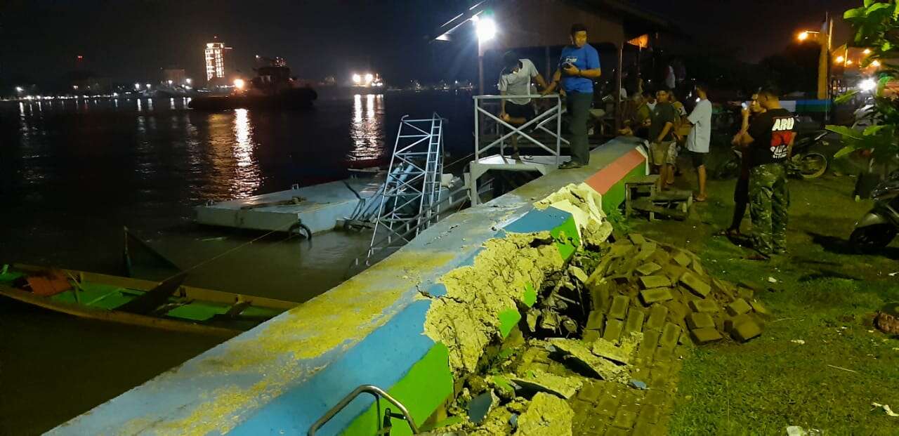 Rusak Parah, Dermaga dan Turap Ditabrak Tugboat