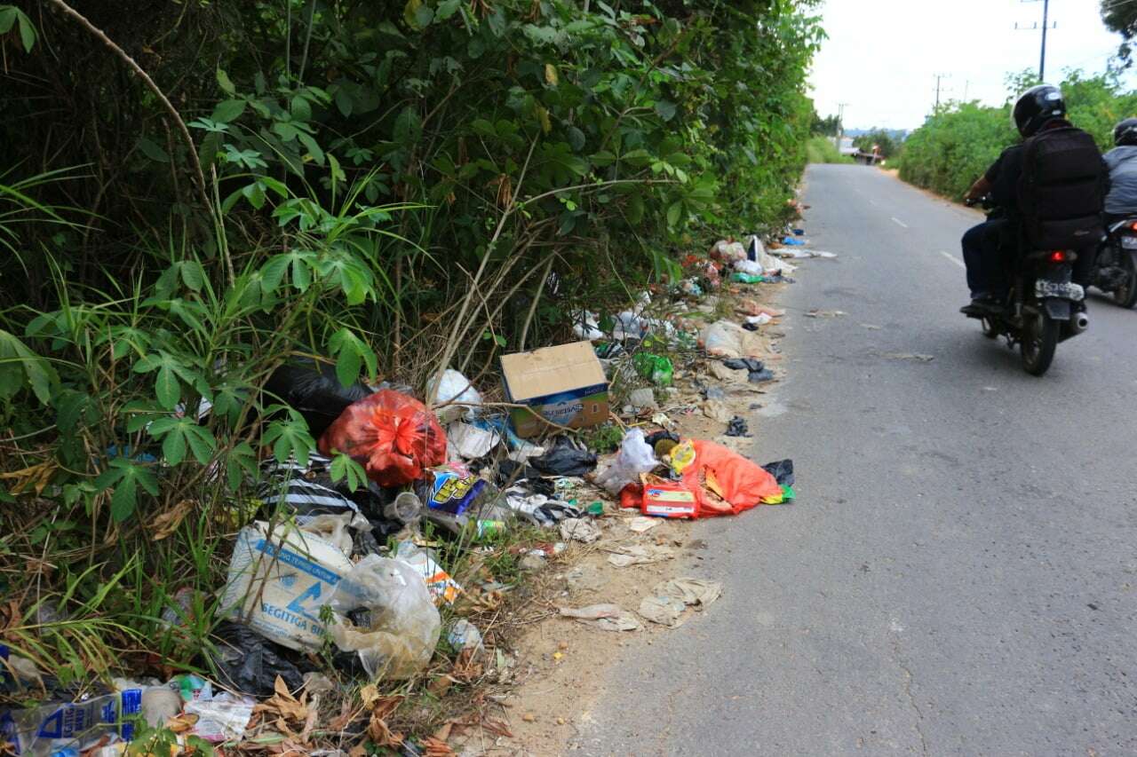 Tak Ada Tempat Sampah, Warga Buang di Jalan