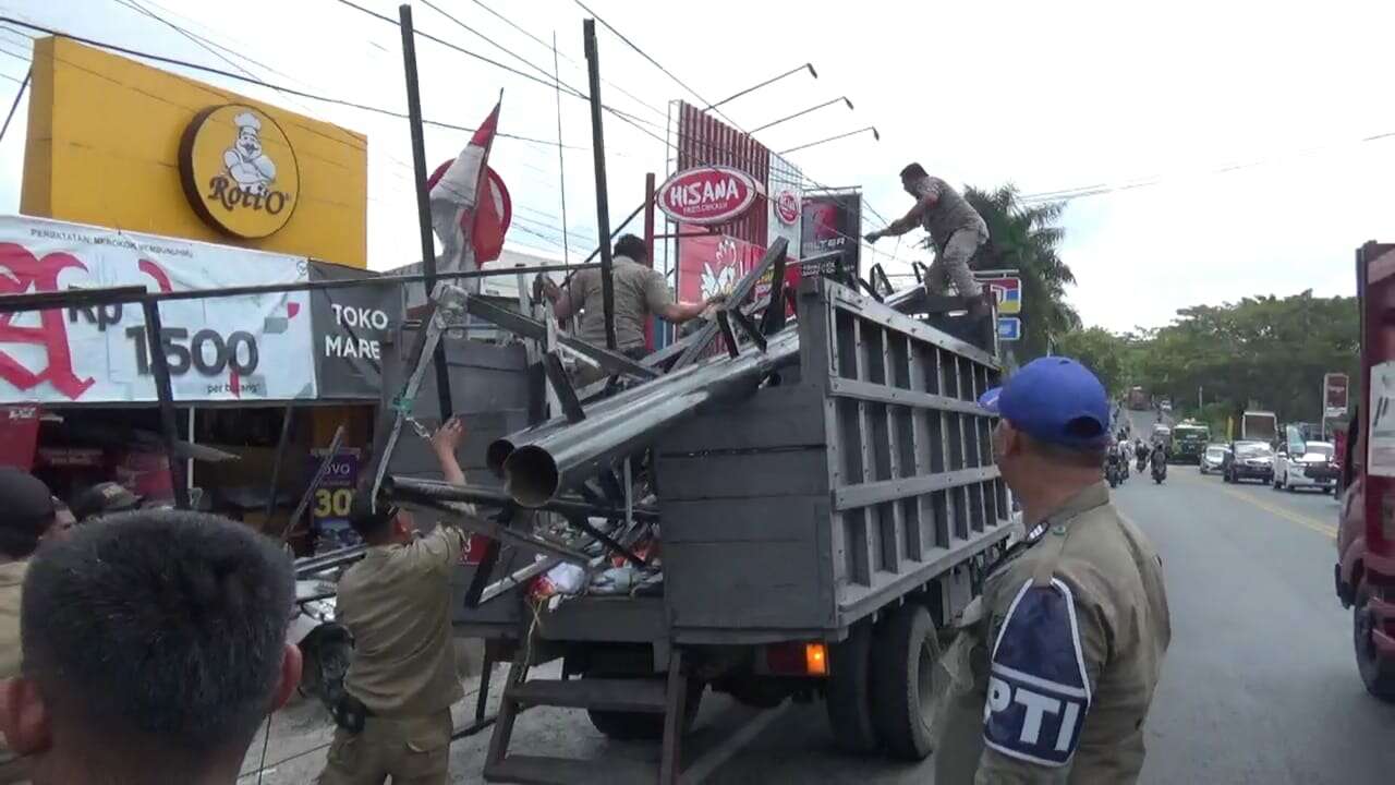 Merusak Estetika, Puluhan Spanduk dan Baliho Dicopot Satpol PP