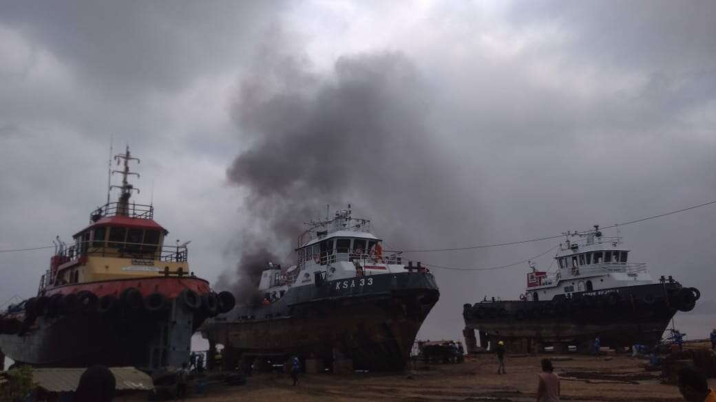 Dua Kali Terdengar Ledakan, Kapal Tugboat di Sambaliung Terbakar