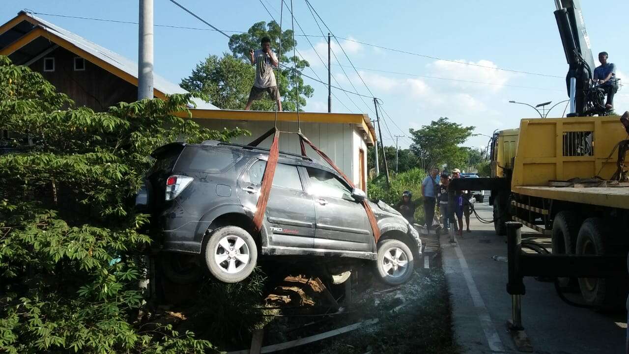 Menikung dan Oleng, Mobil Dinas Masuk Drainase