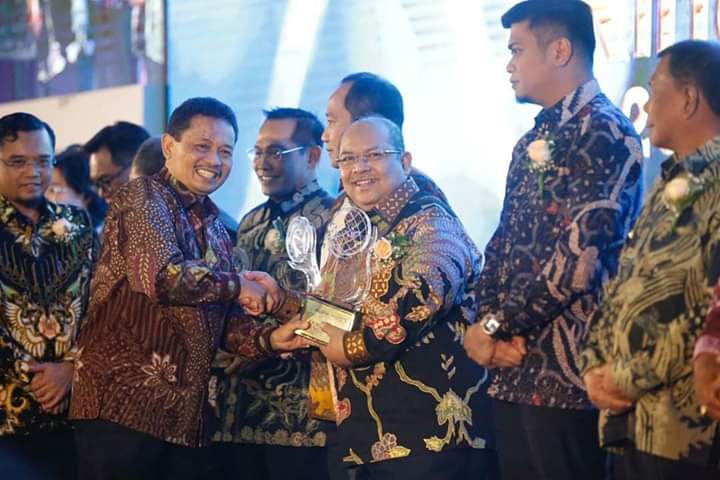 Ismunandar Terima Anugerah Kihajar 2019