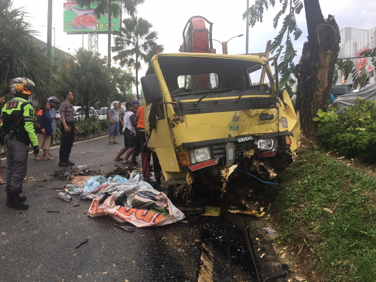 Rem Blong, Truk PLN Tabrak Pohon