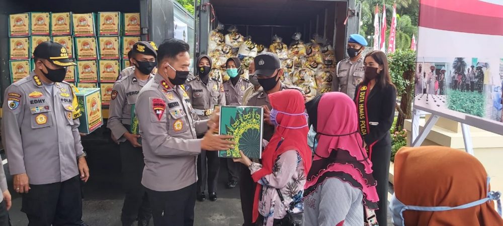 Polda Kaltim Berbagi Puluhan Ribu Paket Sembako