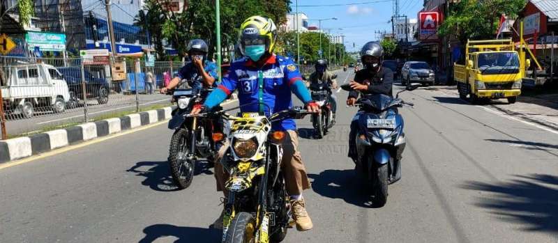 Pakai Motor Trail, Zainal Paliwang Sambangi Warga Pantai Amal