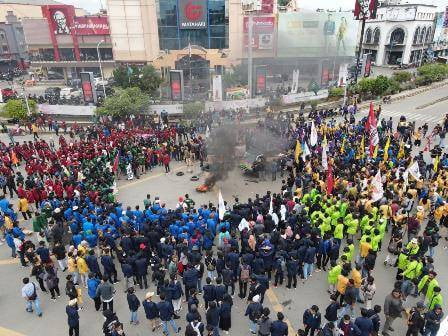 Demo Penolakan UU Omnibus Law Berlanjut, Simpang 4 Lembuswana  Lumpuh