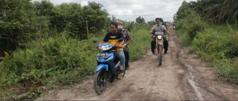 Berkunjung ke Ibukota, Warga Curhat Jalan Rusak ke Calon Gubernur Zainal