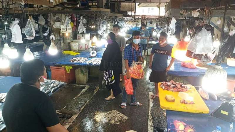 “Lockdown”, Pasar Pandan Sari Masih Ramai