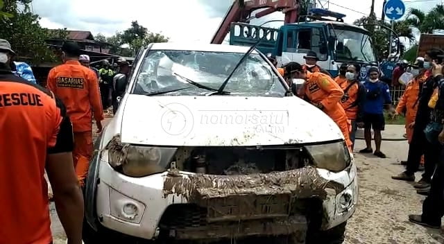 Mobil Triton Berhasil Diangkat, Korban Belum Ditemukan