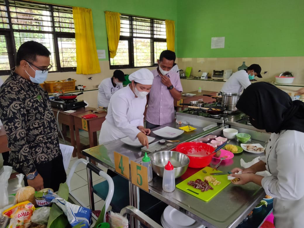 SMK Negeri I Tenggarong Gelar UKK Tata Boga dan Tata Hidang