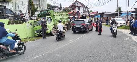 Truk Muatan Pupuk Patah As Roda di Tanjakan Martadinata Balikpapan