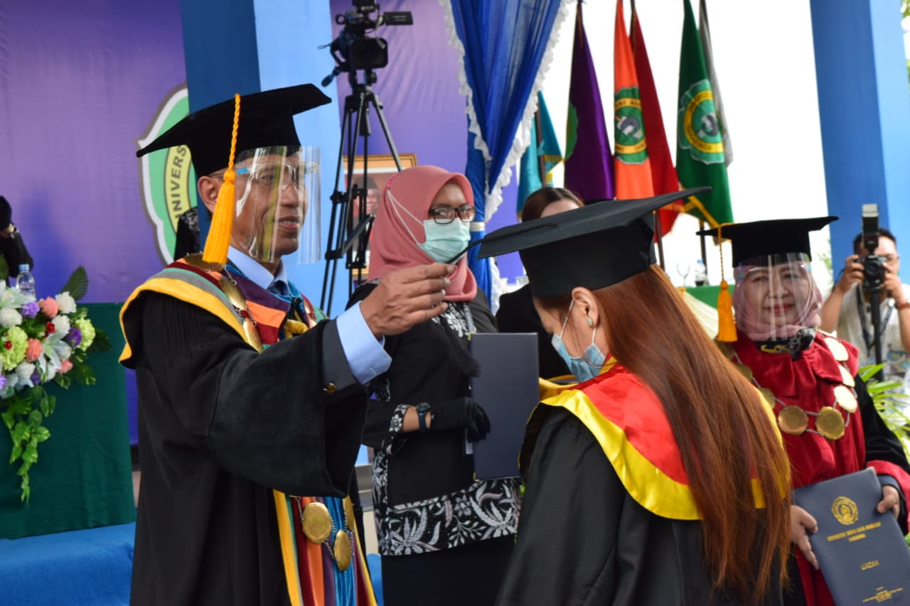 UWGM Wisuda 618 Mahasiswa Melalui Drive Thru