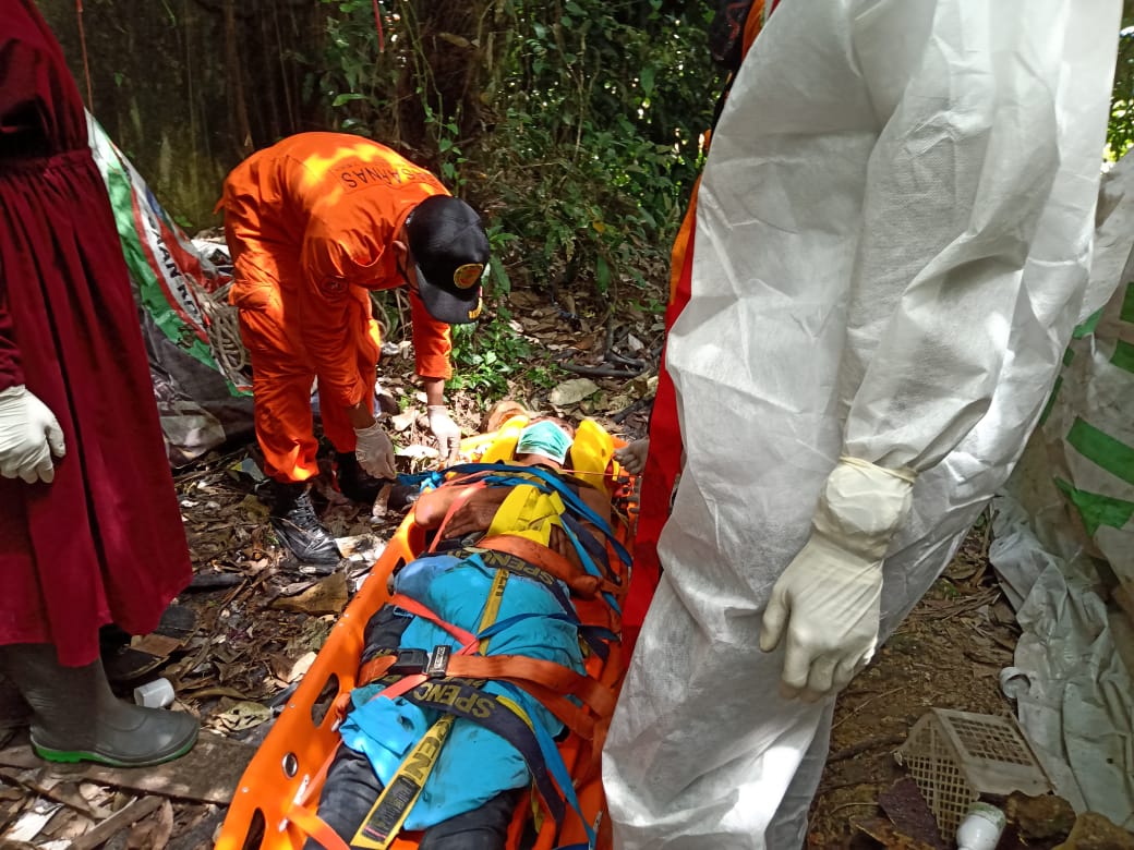 Pria Sakit Dievakuasi Dari Tebing Samping Jembatan Mahakam