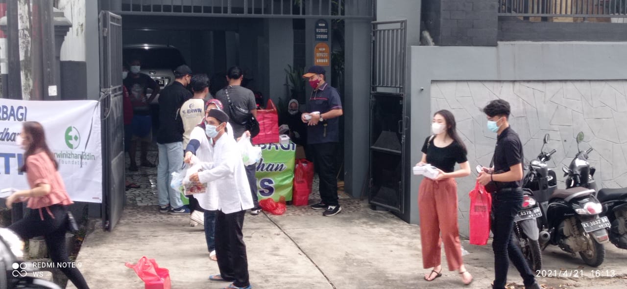 Bagi Takjil dan Sembako di Lima Daerah di Indonesia