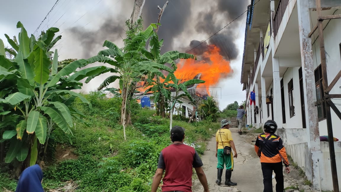 Siang Bolong, 4 Rumah Ludes Terbakar