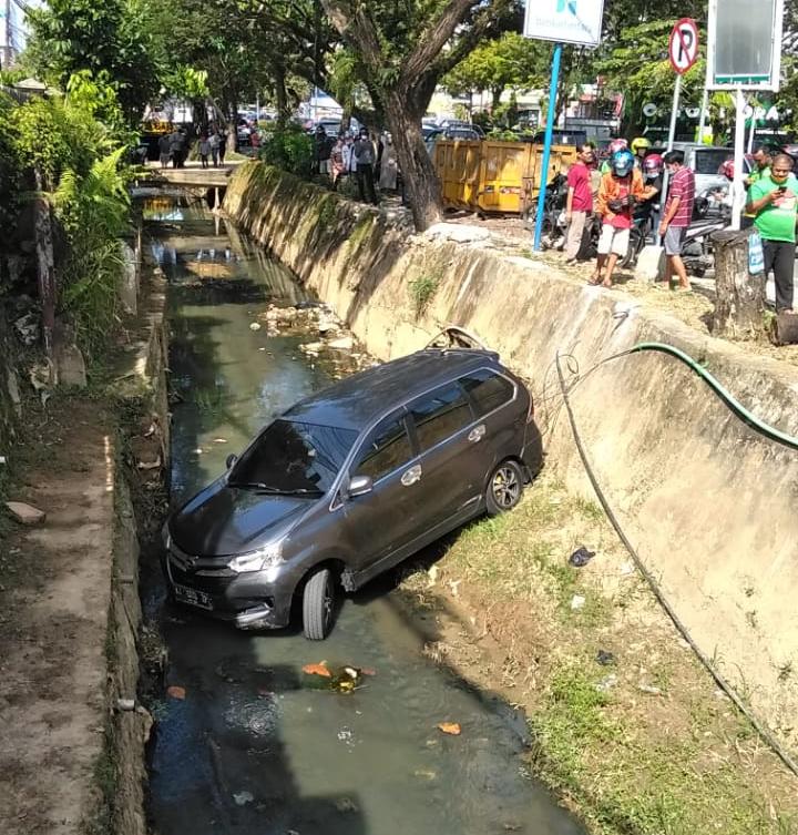 Tak Kuasai Medan, Mobil Nyungsep ke Parit