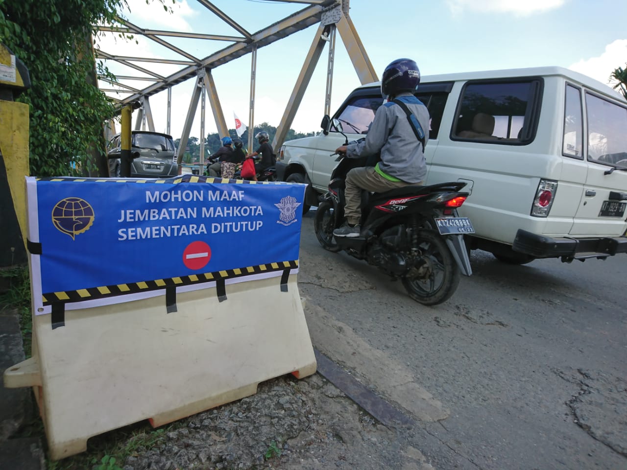 Dishub Pasang Larangan Melintas Mahkota II