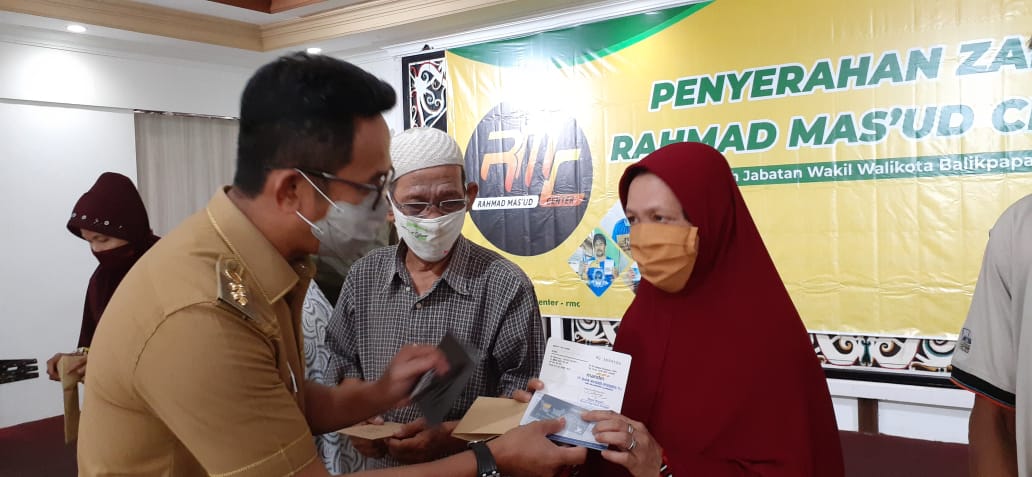 Keluarga Bani Mas’ud Salurkan Zakat