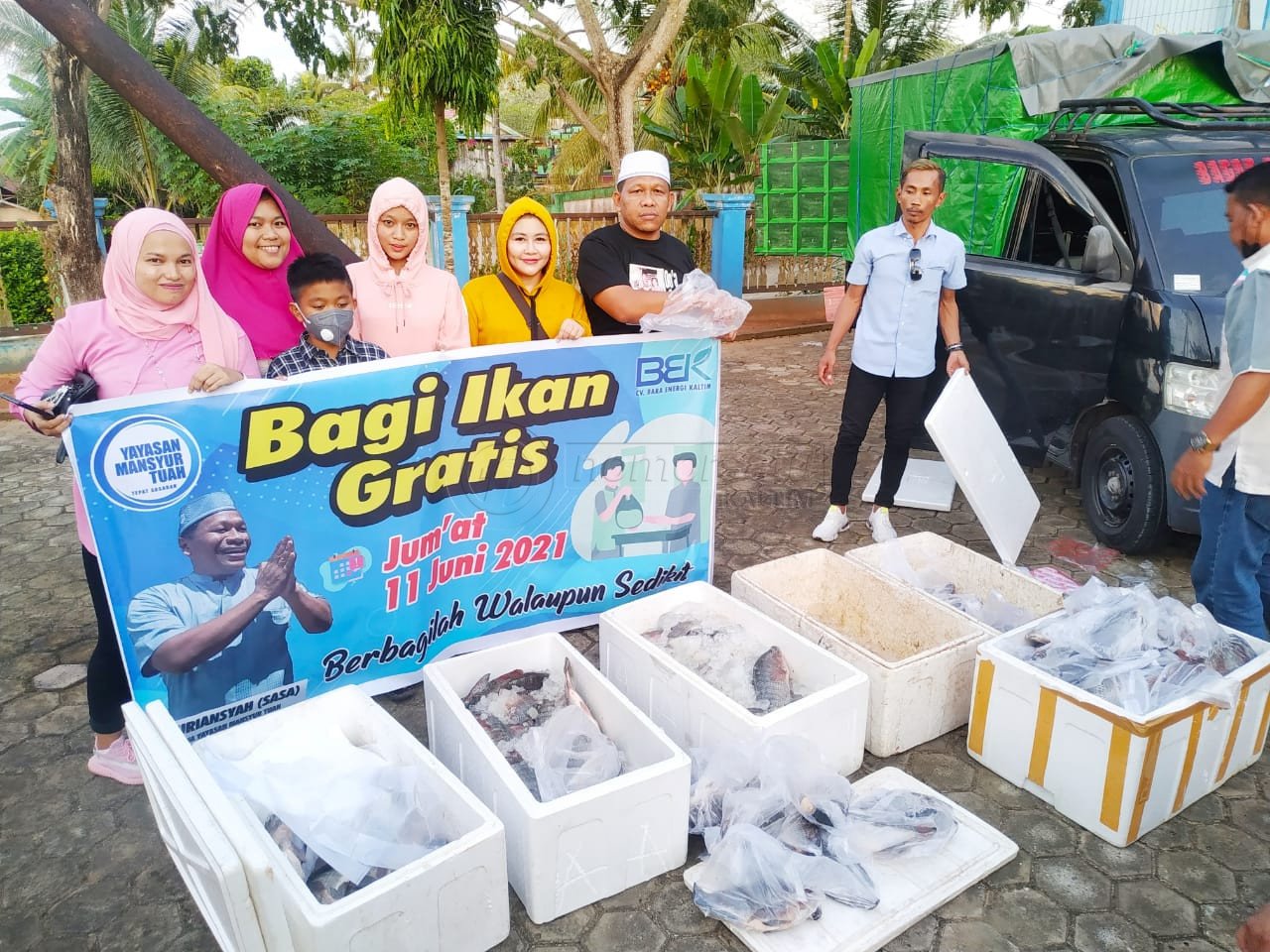 Haji Sasa Bagikan 1 Ton Ikan untuk Warga Tenggarong dan Samarinda