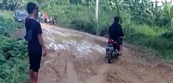 Jalan Penghubung 5 Desa di Tabang Rusak Parah