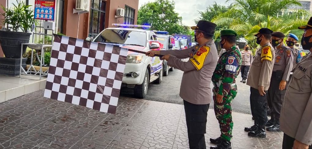 Polres Kukar Bagikan Sembako Kepada Masyarakat Terdampak PPKM Mikro