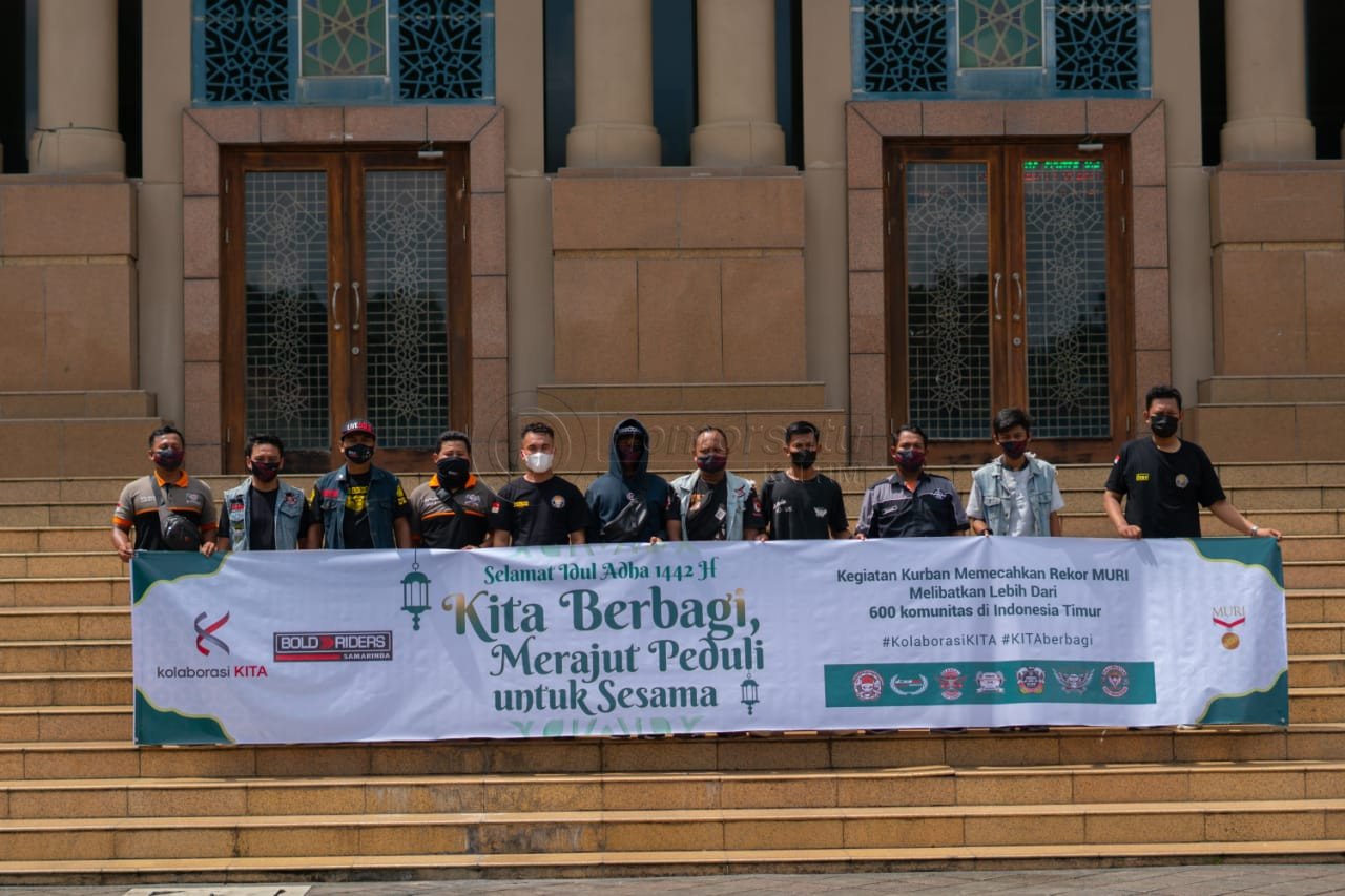 Terjang Banjir, Bold Riders Samarinda Distribusikan Paket Daging Kurban