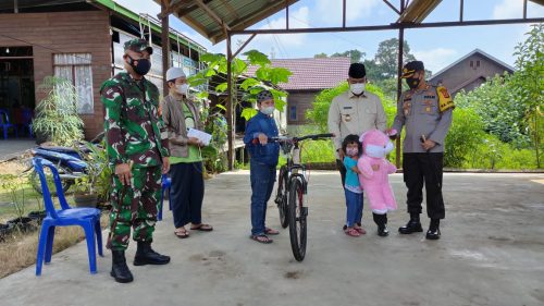 Jokowi Santuni 4 Anak yang Ditinggal Orang Tua karena COVID-19 di Tenggarong