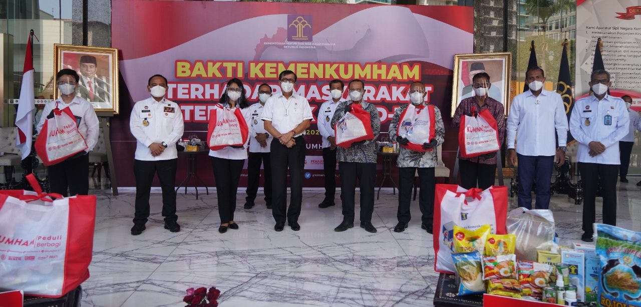 Kemenkumham Salurkan 46 Ribu Paket kepada Masyarakat Terdampak COVID-19