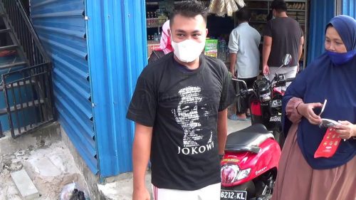 Rela Nunggu Lama Demi Lihat Jokowi Lewat, Warga Balikpapan Dilempari Kaos dan Masker