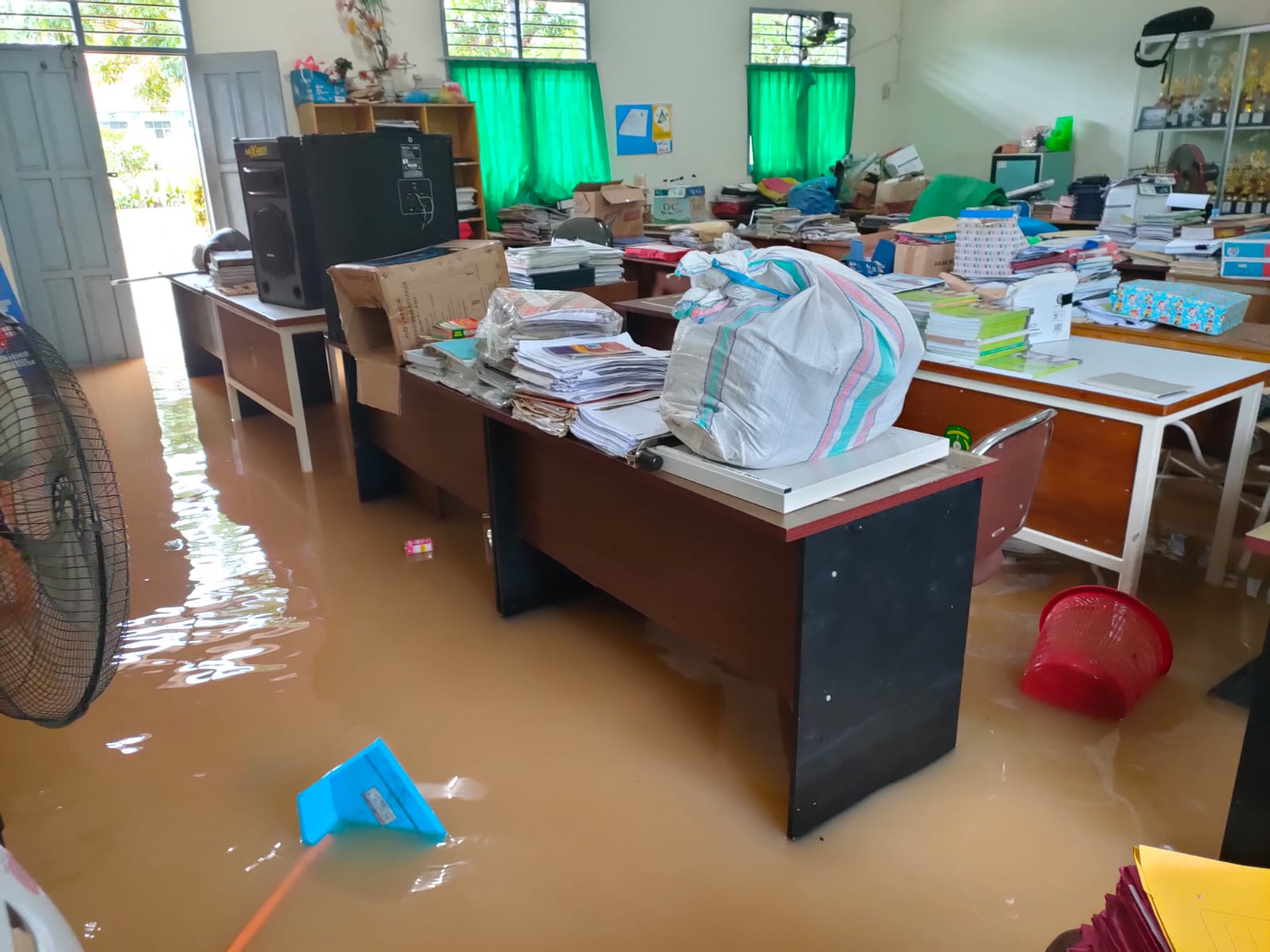 Intensitas Hujan Tinggi, SMKN 1 Samboja Banjir Setinggi Pinggang Orang Dewasa