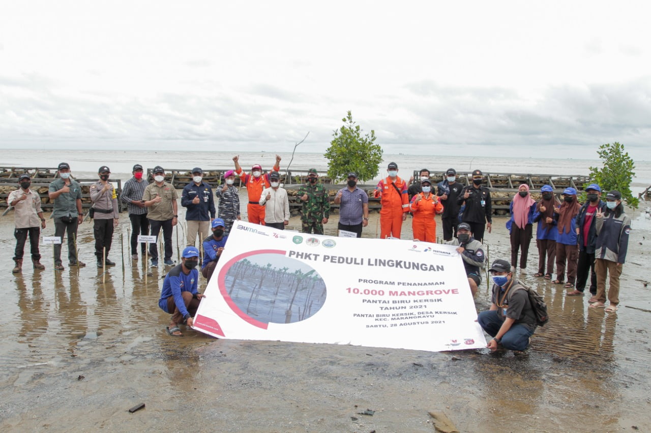 Kembangkan Ekowisata Lokal, PHKT Tanam 10.000 Mangrove di Pantai Kersik